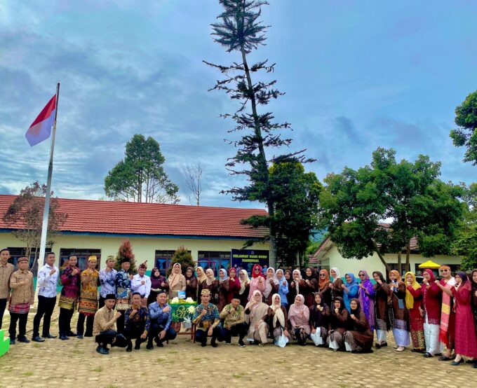 Guru Hebat Indonesia Kuat Tema Perayaan Hari Guru Nasional ke 80 Th